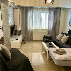 Super Nuova - Private Parking Daire Selanik